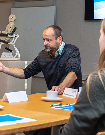Wouter die net begonnen is met de workshop, Anatomisch Verantwoord en Stabiel zitten.