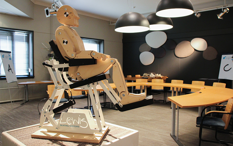 Lesly de lespop in de vergaderzaal.