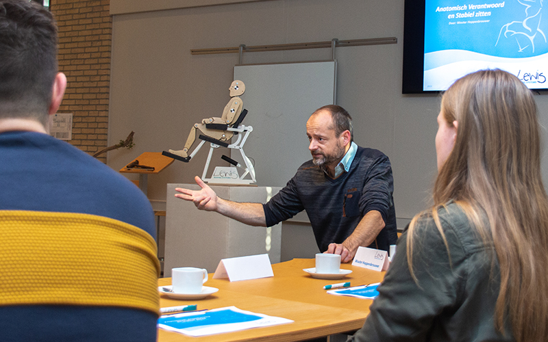 Wouter die net begonnen is met de workshop, Anatomisch Verantwoord en Stabiel zitten.