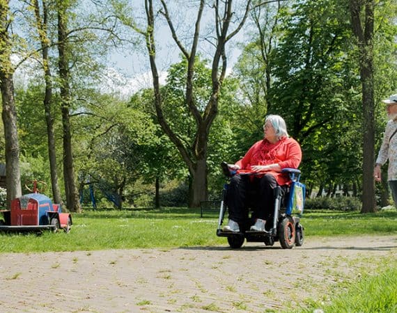 Karin en haar man wandelen in het Gouverneurspark in Assen.