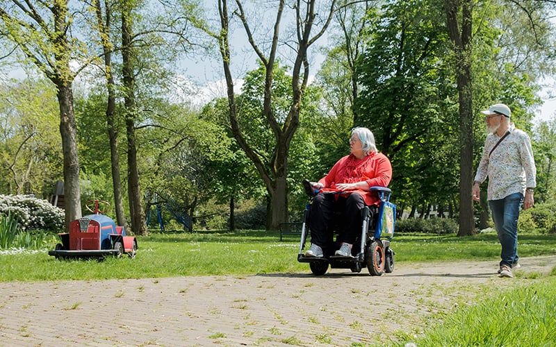 Karin en haar man wandelen in het Gouverneurspark in Assen.